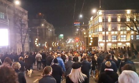 (Видео) Нов протест во Белград, се бара ослободување на уапсените демонстранти