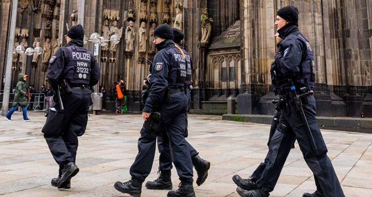 Во Германија пет лица се обвинети за помагање на Исламската држава, меѓу нив и лице од Балканот
