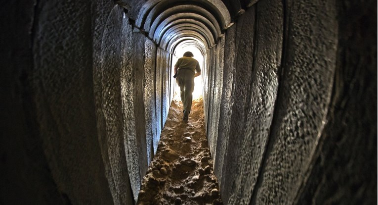 Израелската армија пронашла оружје и тунел под универзитетот во Газа