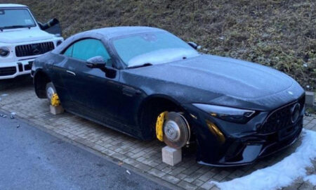 Крадци ги украле сите гуми од нови автомобили  во Германија, возилата ги оставиле на бетонски блокови пред продавница