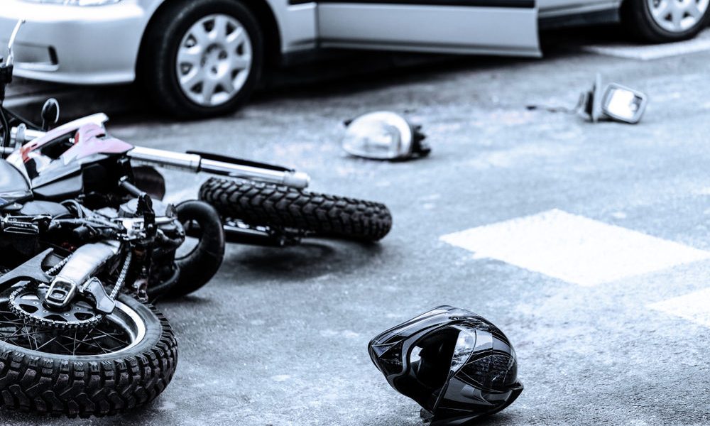 Кривична против 22-годишник од Кочани, со мотоцикл удрил во возило, па го истепал возачот