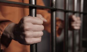 Кривична против двајца затворски полицајци од Струмица, му овозможиле на осуденик да излезе од затворот
