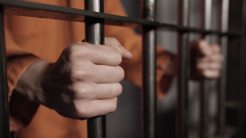 Кривична против двајца затворски полицајци од Струмица, му овозможиле на осуденик да излезе од затворот