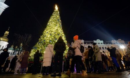 На плоштад во Киев светна новогодишната елка, Божиќ ќе се слави на 25 декември