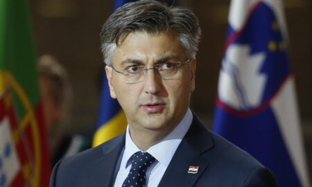 Пленковиќ го разреши министерот Филиповиќ, обвинет е за рекетирање на медиумите