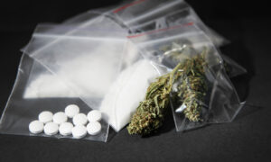 Пронајдени различни видови дрога при претрес во Штип, приведени две лица