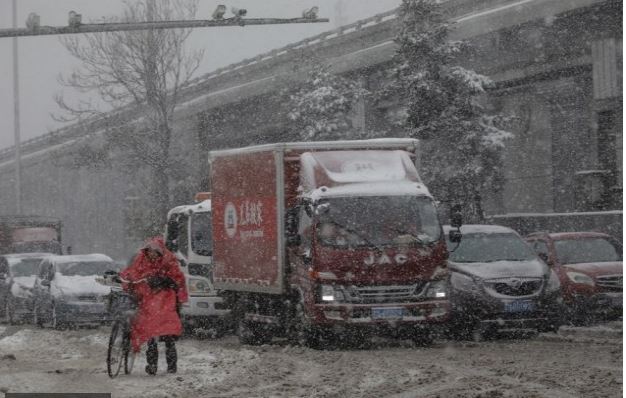 Студен бран ја погоди Кина, затворени автопатишта