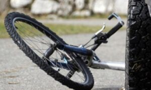 Тешко повреден велосипедист од Охрид, кога во него удрил автомобил од Албанија