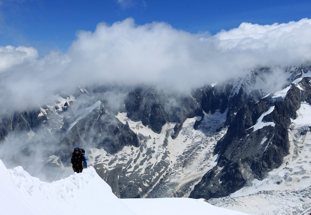 Трагедија на Алпите: двајца скијачи загинаа во лавина, петмина се спасени, покрената е истрага