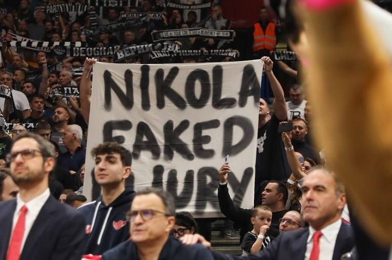 (Фото) Миротиќ не играше, а брутално беше навредуван од навивачите на Партизан