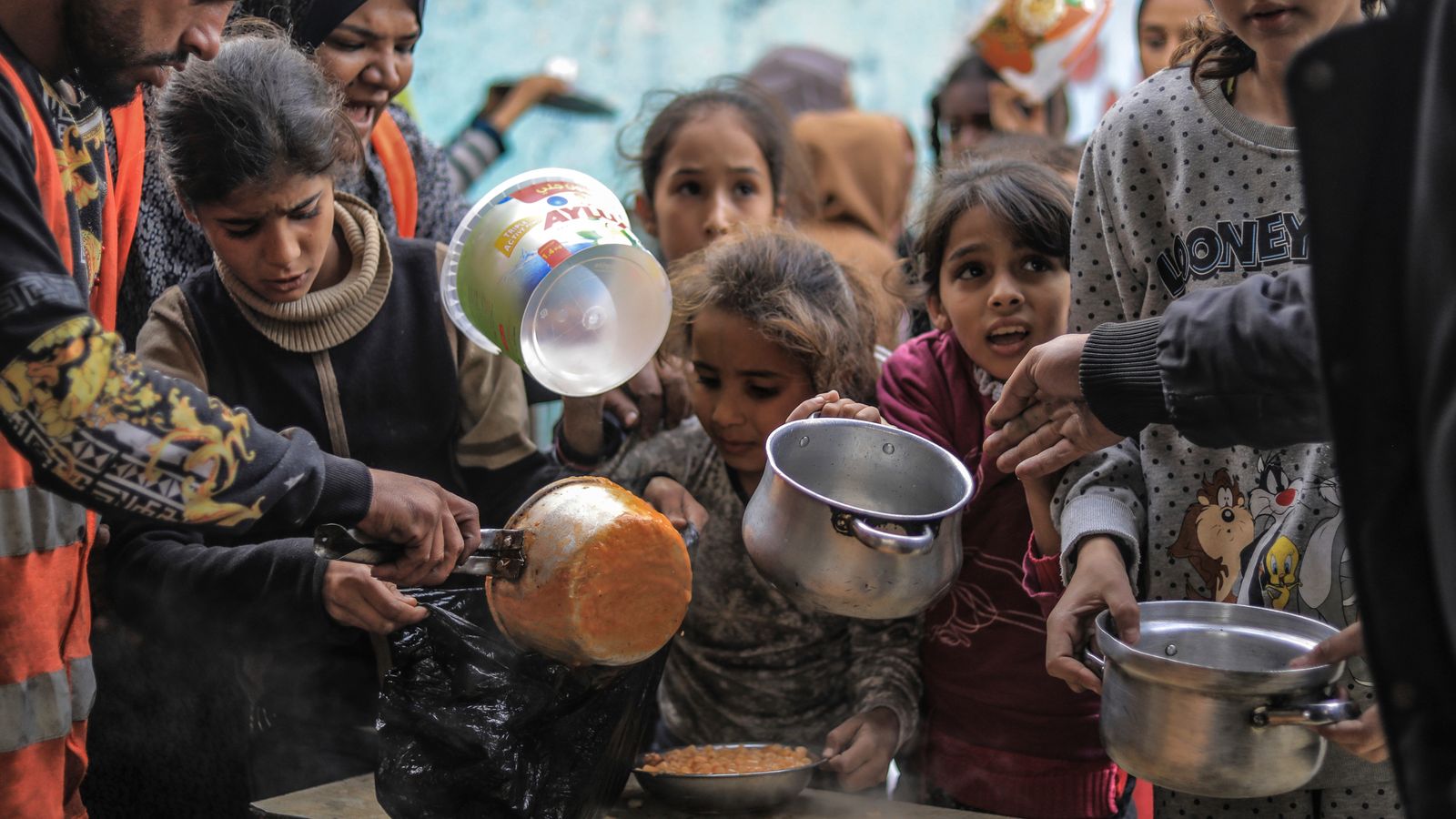 Шефот на ОН: Луѓето во Газа се толку гладни што ги запираат камионите со помош и веднаш јадат на улица