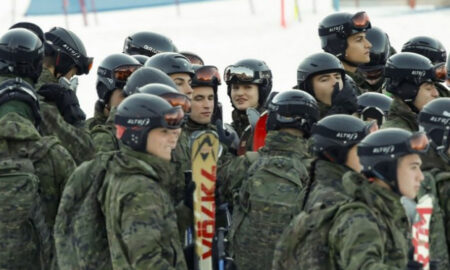 Шпанската принцеза фотографирана како оди на воена служба